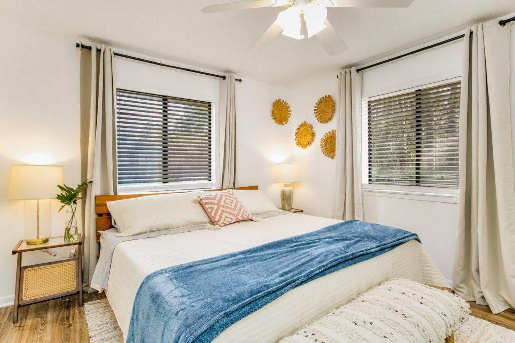 Woodsy Retreat, steps to Bay - Hot tub!