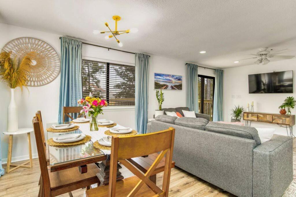 Woodsy Retreat, steps to Bay - Hot tub!