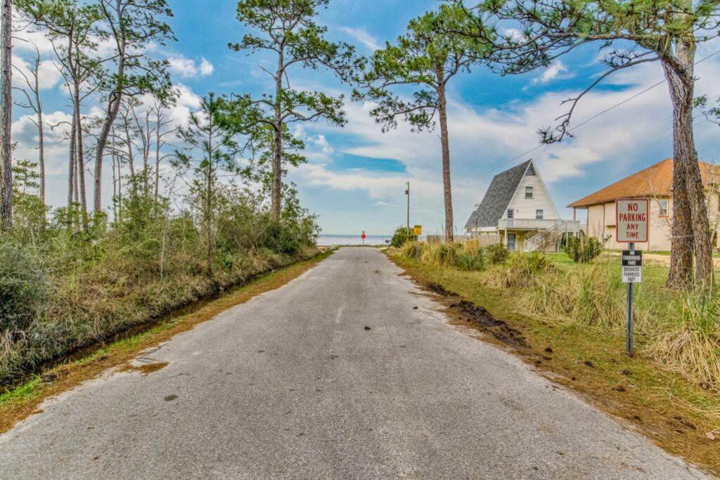 Woodsy Retreat, steps to Bay - Hot tub!