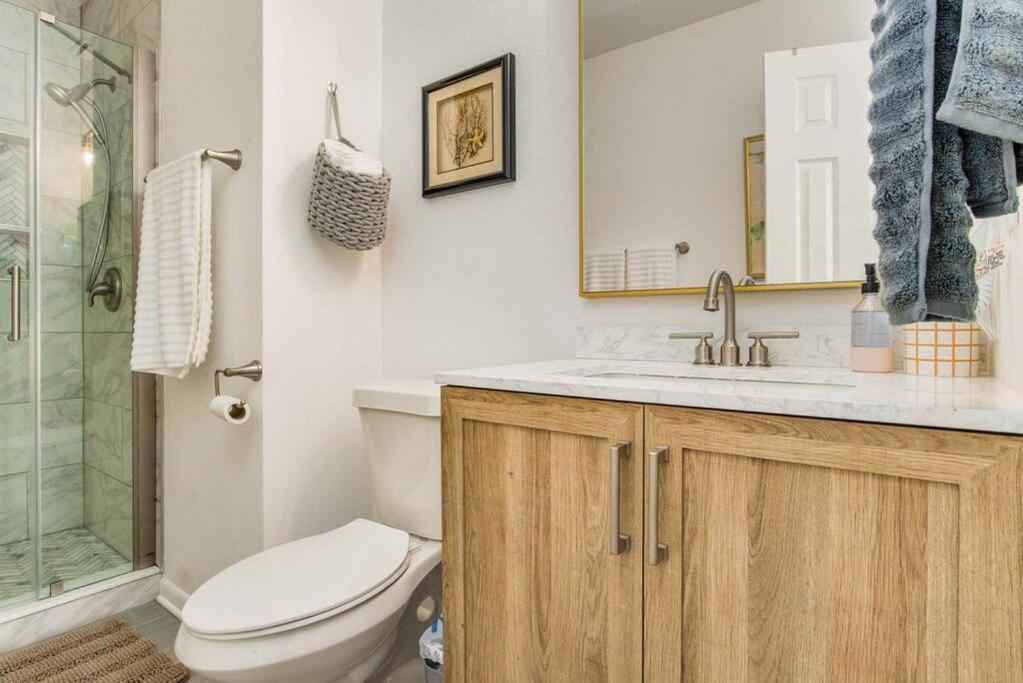 Woodsy Retreat, steps to Bay - Hot tub!