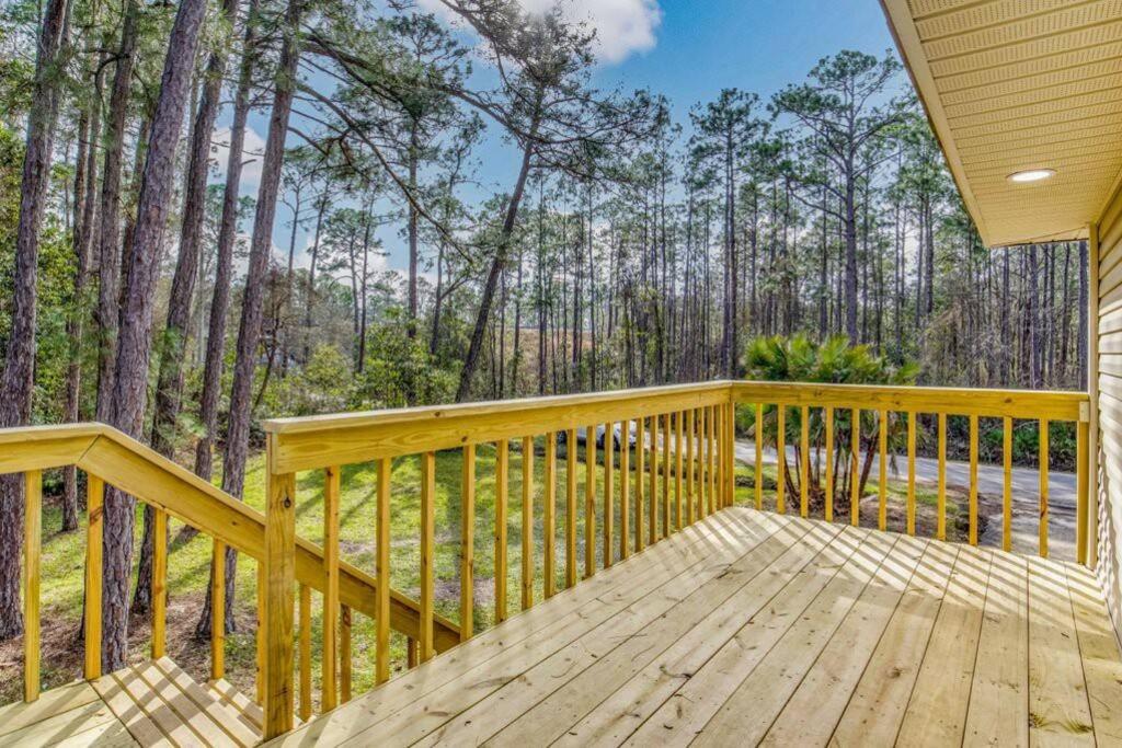 Woodsy Retreat, steps to Bay - Hot tub!