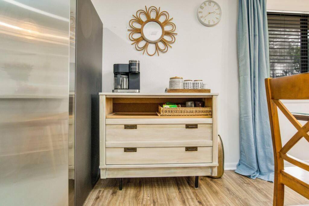 Woodsy Retreat, steps to Bay - Hot tub!