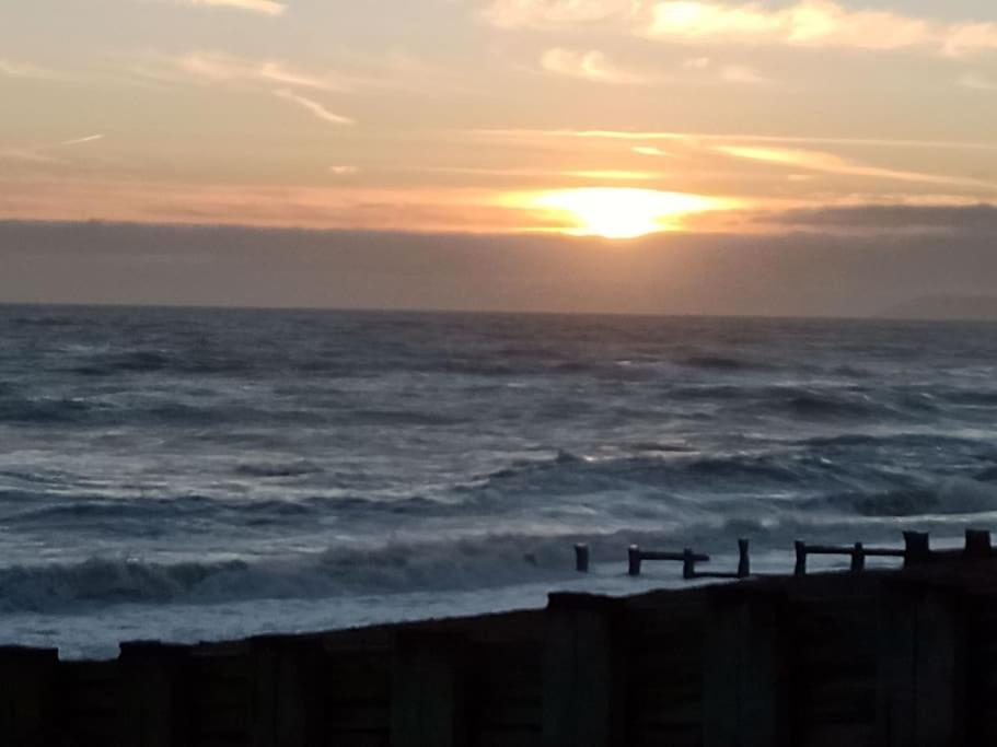 Lovely 1-bedroom flat within minutes from the beach!