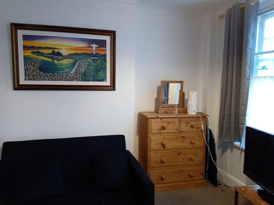 Lovely 1-bedroom flat within minutes from the beach!