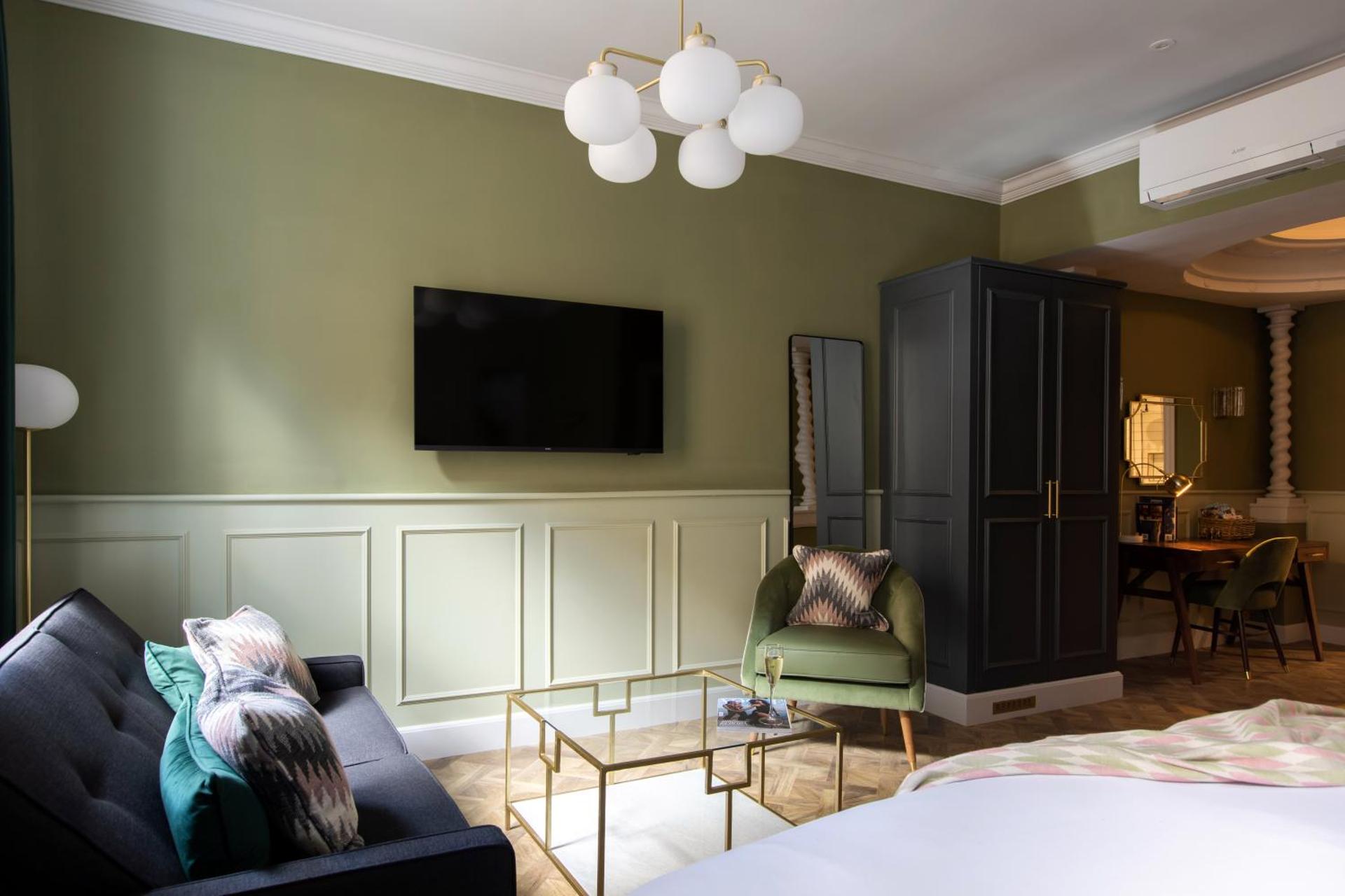 Communal lounge/ TV room