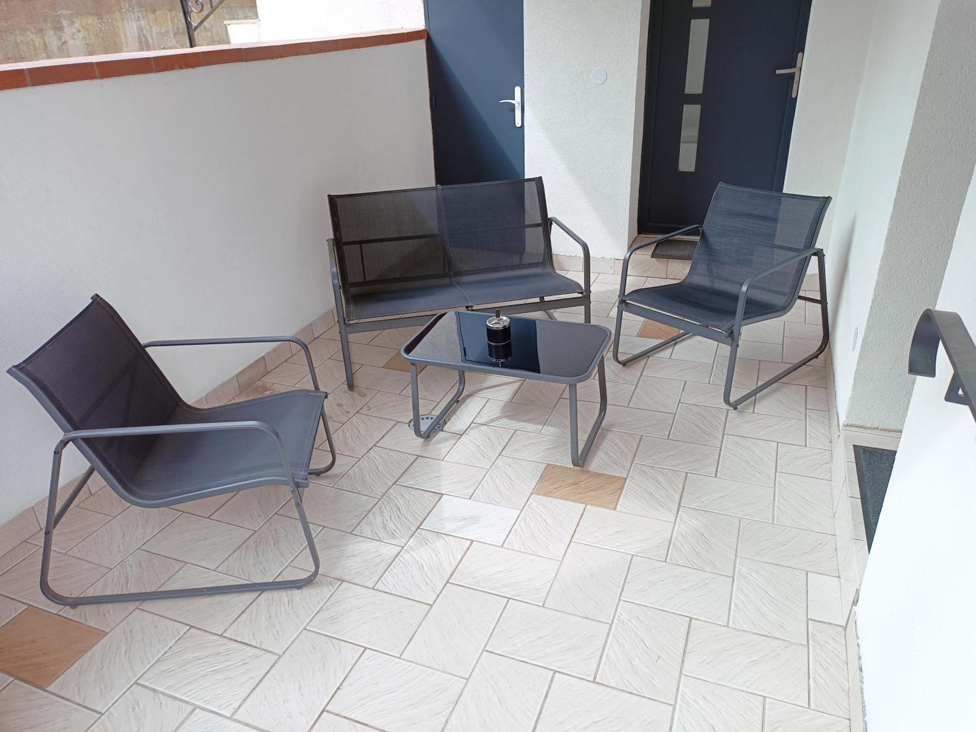 Appartement cosy dans une maison calme et parking gratuit avec borne