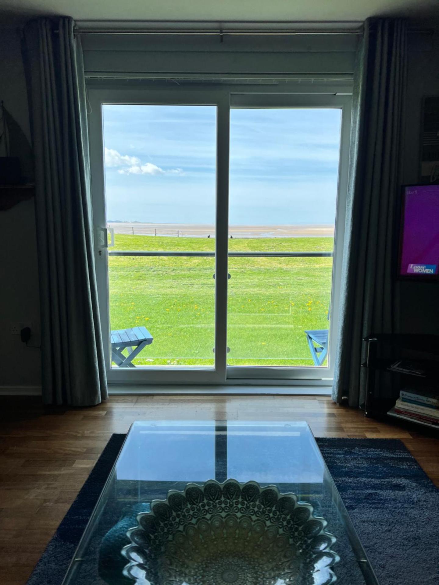 CockleDora, A Luxury Ground Floor Beachfront Apartment