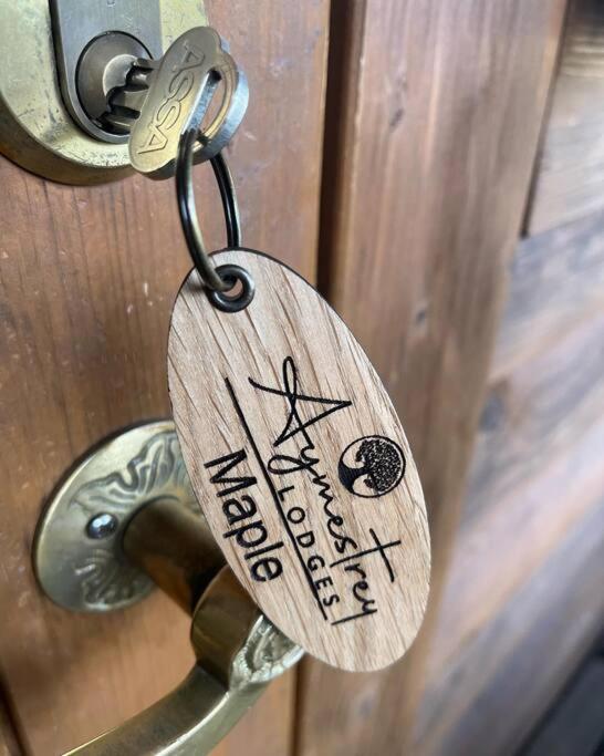 Romantic Log Cabin With Hot Tub