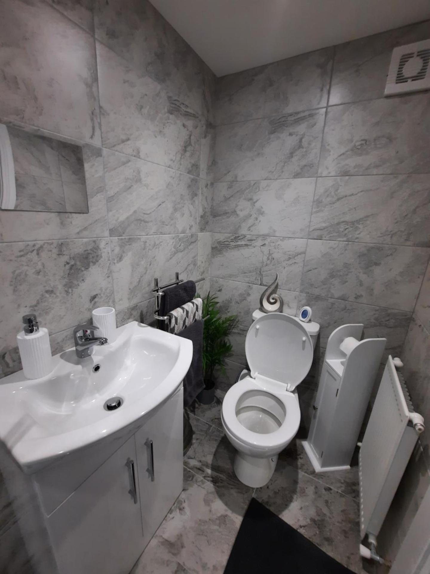 2 Bed House - Sleeps 6 - Parking - Wifi