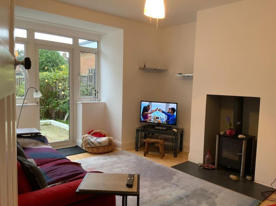 Warm and cosy city centre home near train station