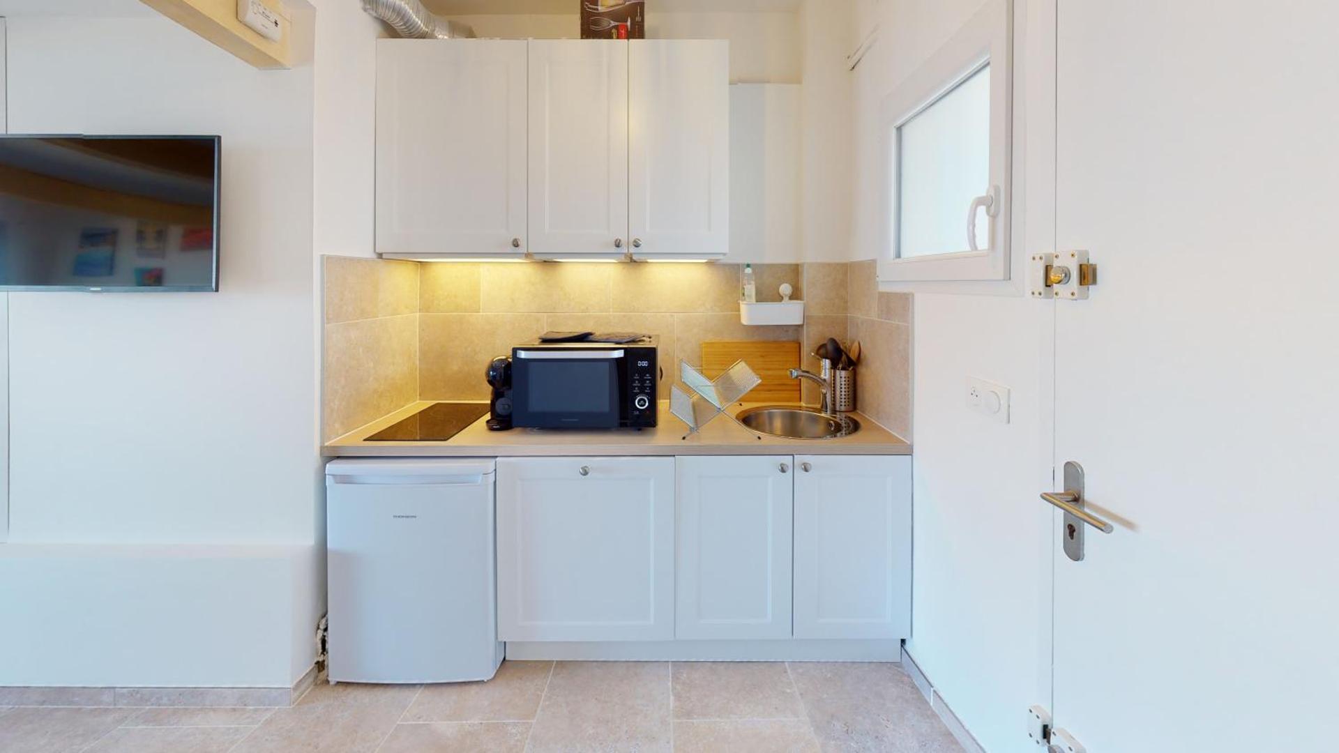 Kitchen or kitchenette