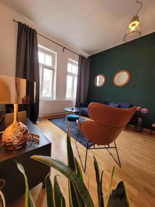 Design Altbauwohnung mit Balkon und Parkplatz