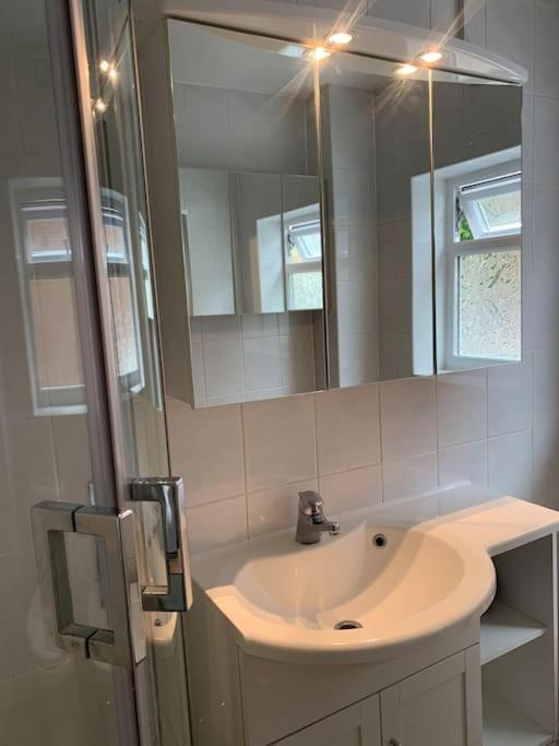 G-Floor Flat with 2 beds, 2 bathrooms, sleeps 4-6