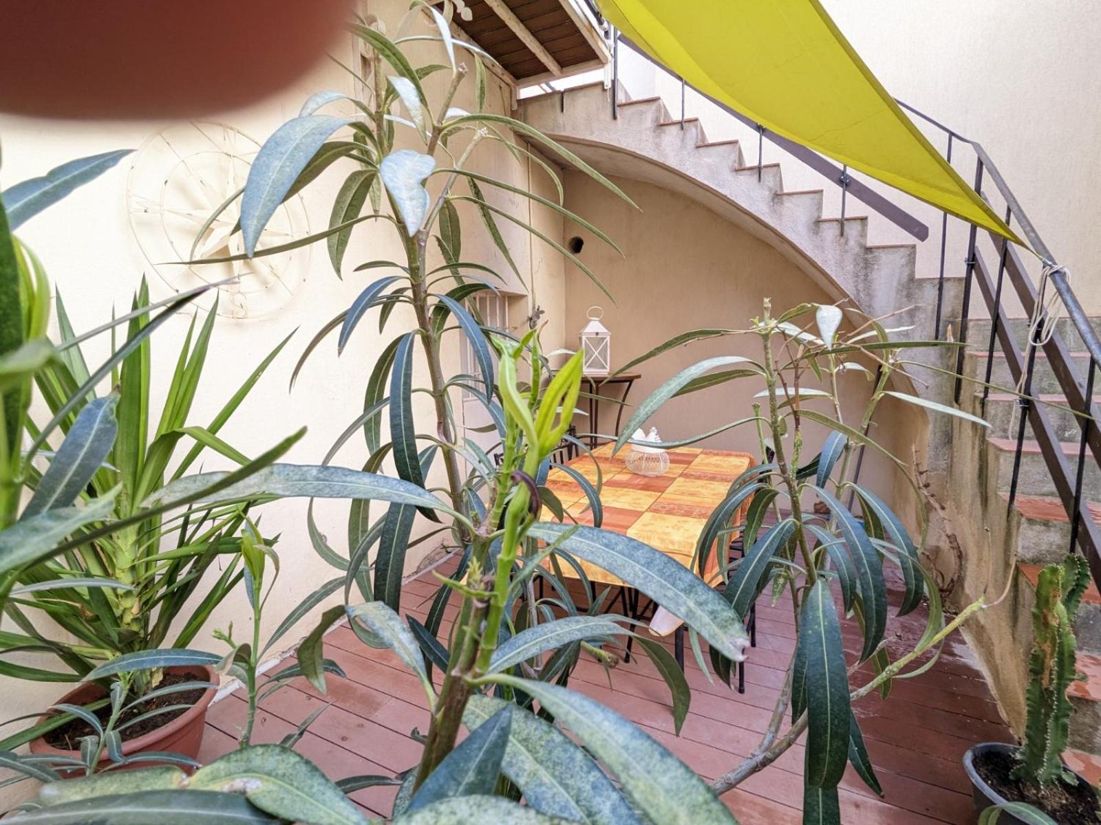 STUDIO CLIMATISE avec MEZZANINE au calme avec terrasse et parking idéalement situé pour tout faire à pied !