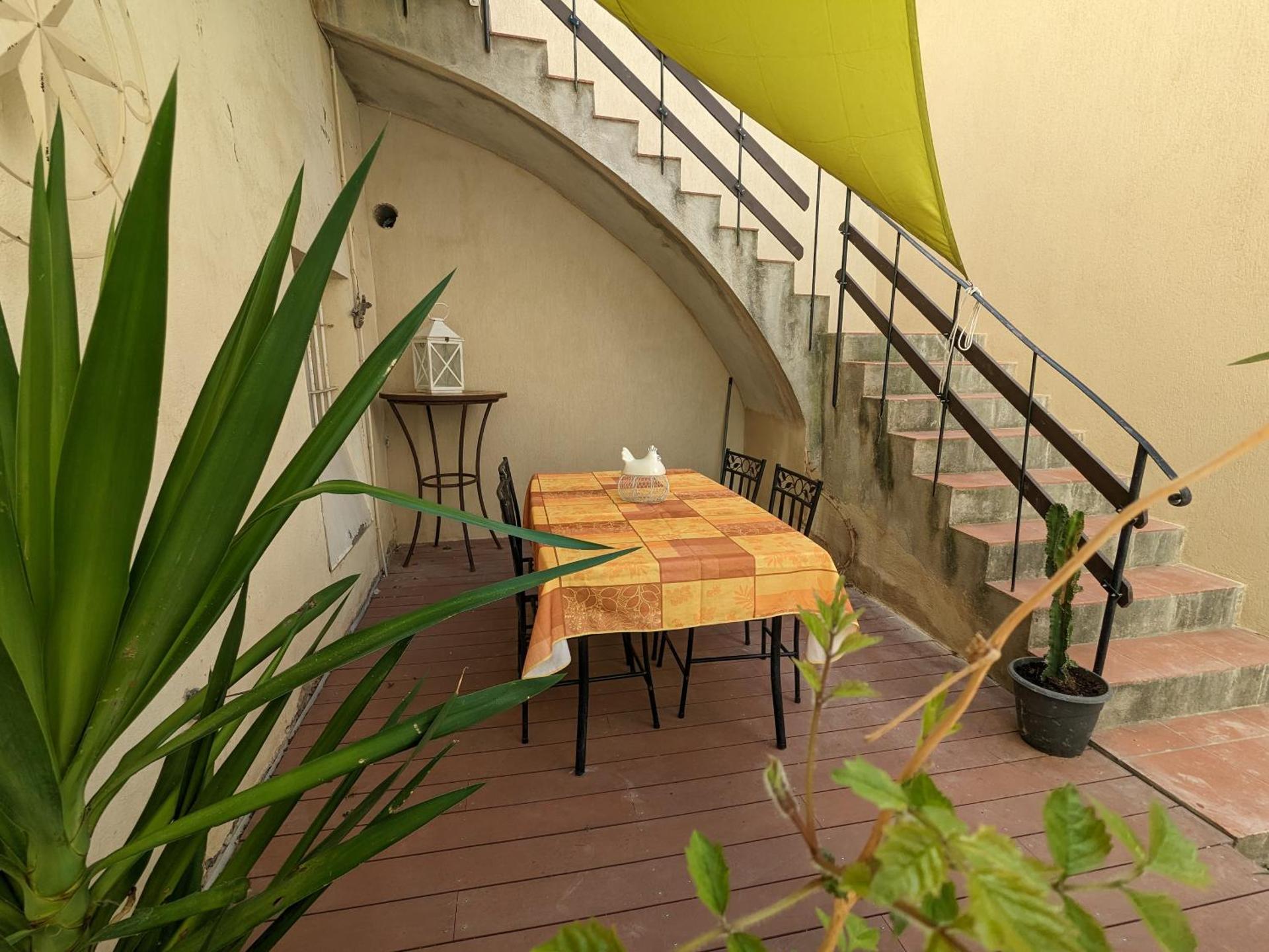 STUDIO CLIMATISE avec MEZZANINE au calme avec terrasse et parking idéalement situé pour tout faire à pied !