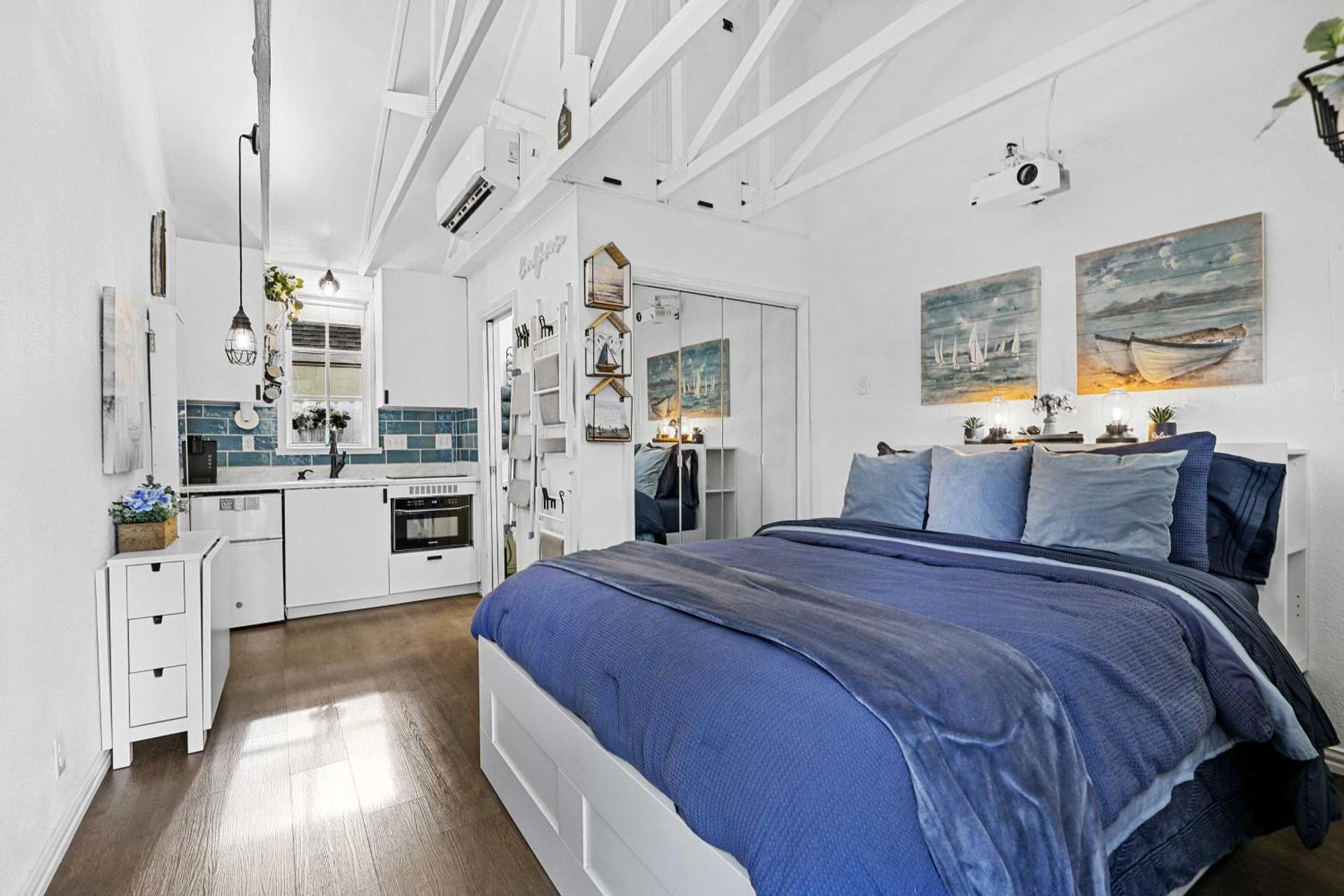 1 Mi to Lewisville Lake Fun Cozy Couples Retreat