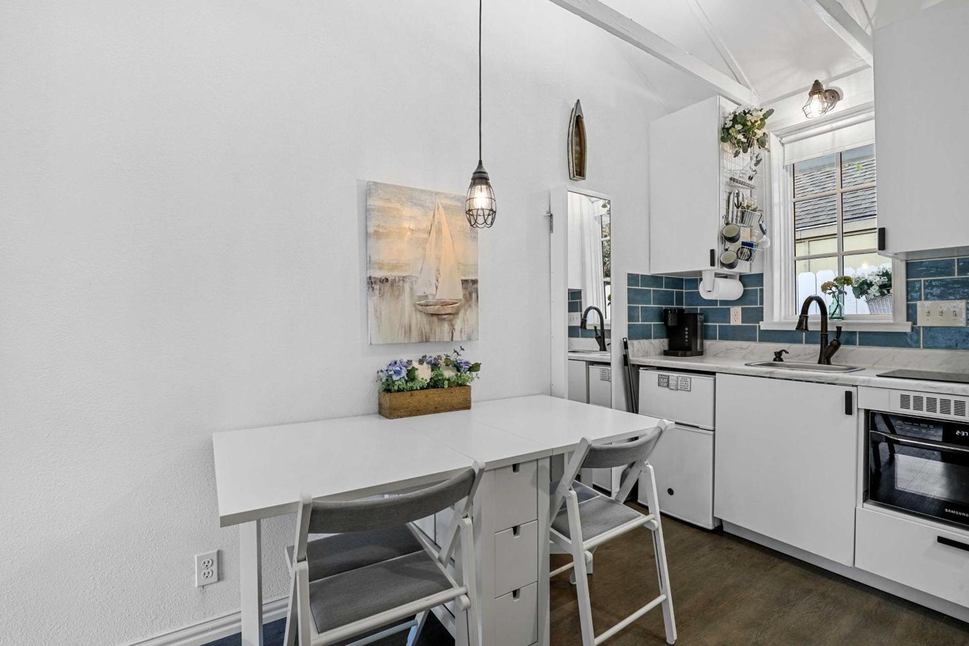 1 Mi to Lewisville Lake Fun Cozy Couples Retreat