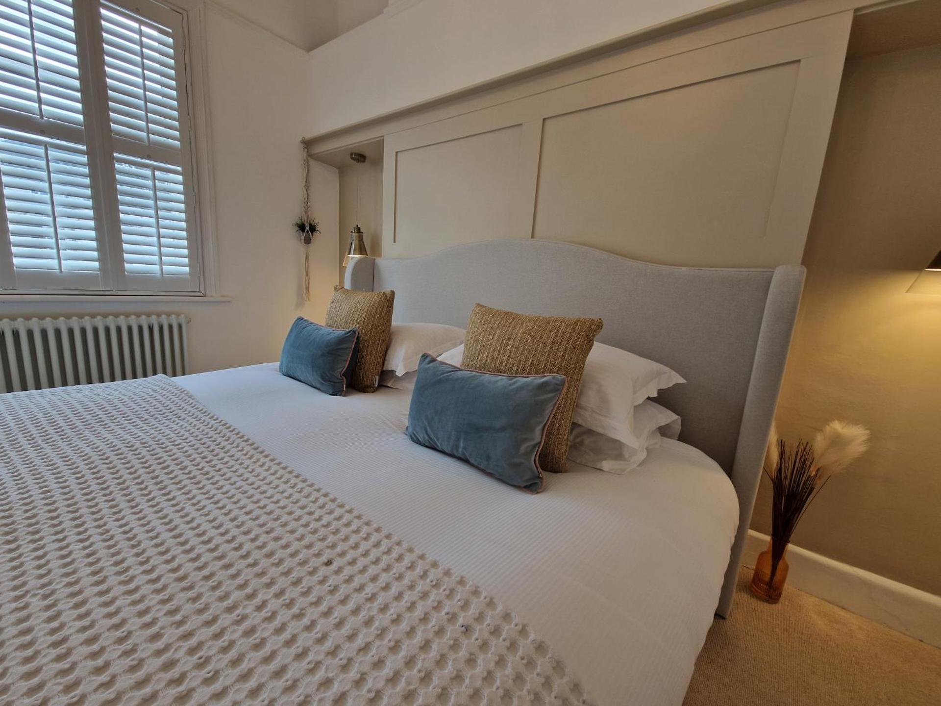 South Coast Beach Holiday Home-3 BED-GF-Sleeps 6-Free Parking-Walk to Beach-Private Garden- Families-Professional Groups-Contractors WELCOME