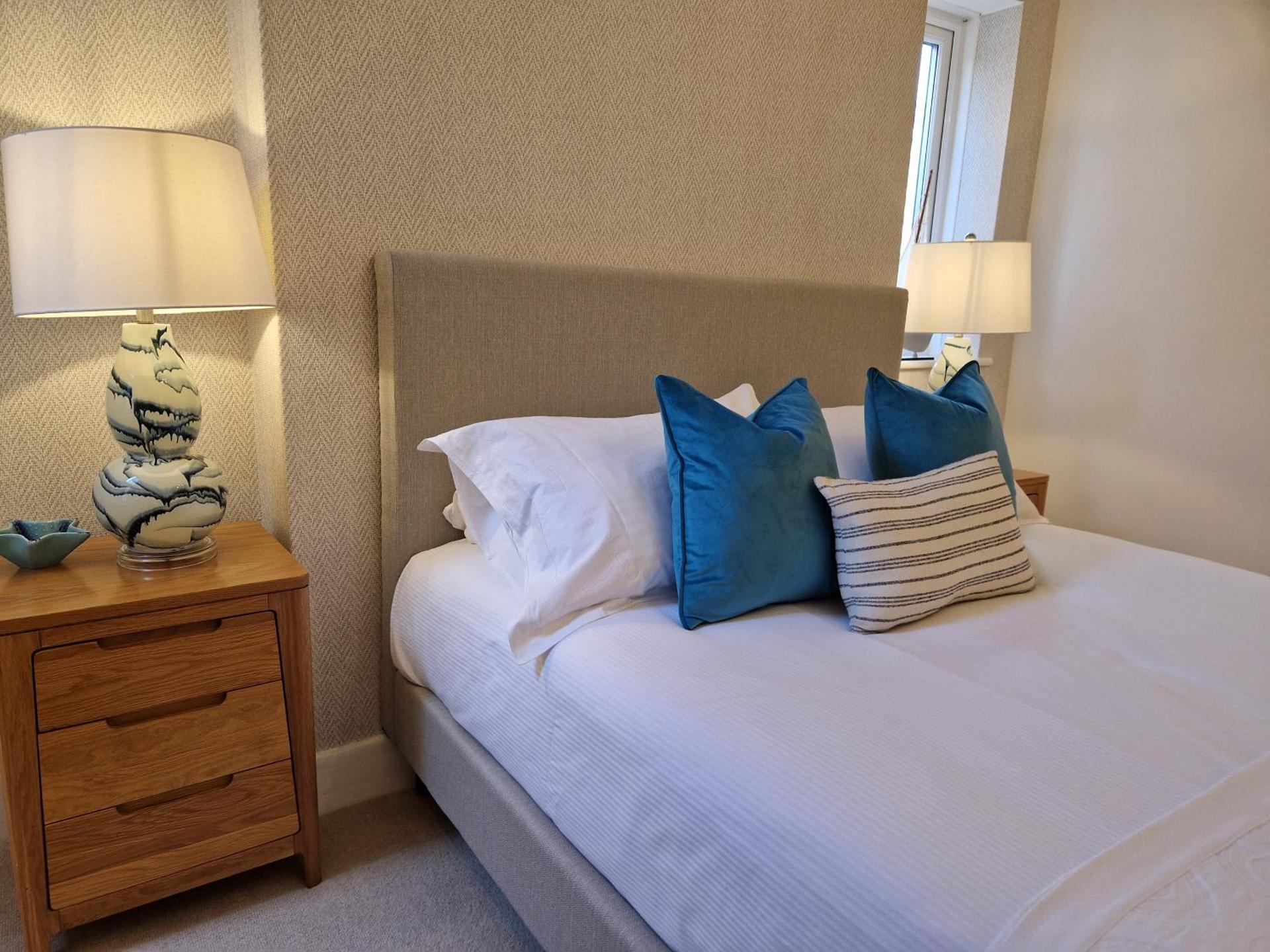 South Coast Beach Holiday Home-3 BED-GF-Sleeps 6-Free Parking-Walk to Beach-Private Garden- Families-Professional Groups-Contractors WELCOME