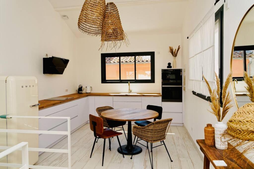 Maison bohème au bord de l'eau