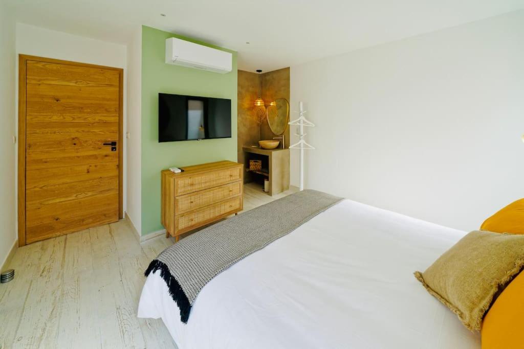 Maison bohème au bord de l'eau