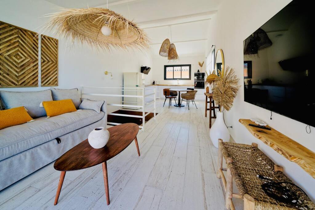 Maison bohème au bord de l'eau