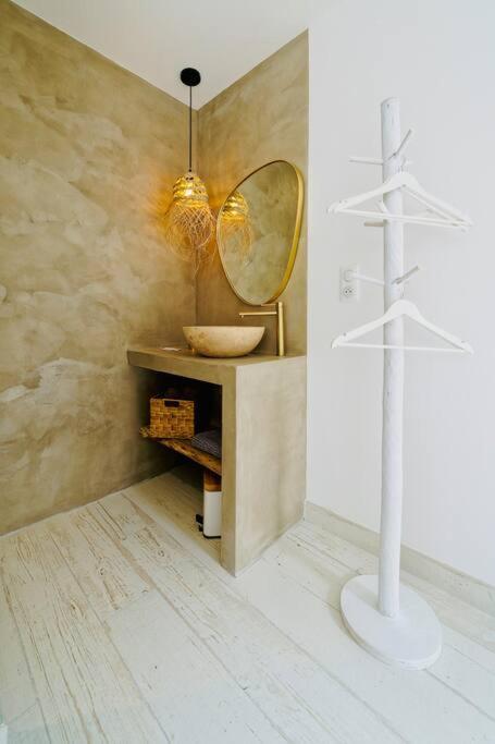 Maison bohème au bord de l'eau