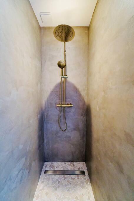 Maison bohème au bord de l'eau