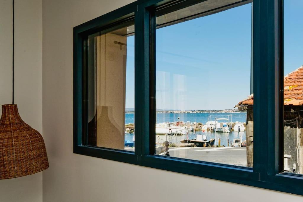 Maison bohème au bord de l'eau