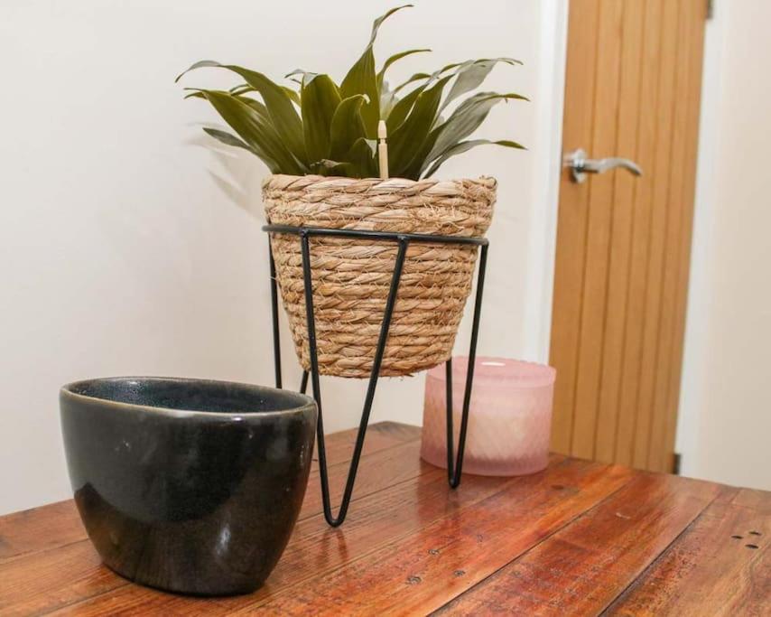 No25-Luxe Living Guest House- 2 Bed-WIFI-Free Parking-City- Beach