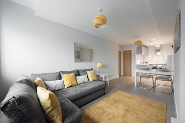 S/KING BED ONE BEDROOM FLAT