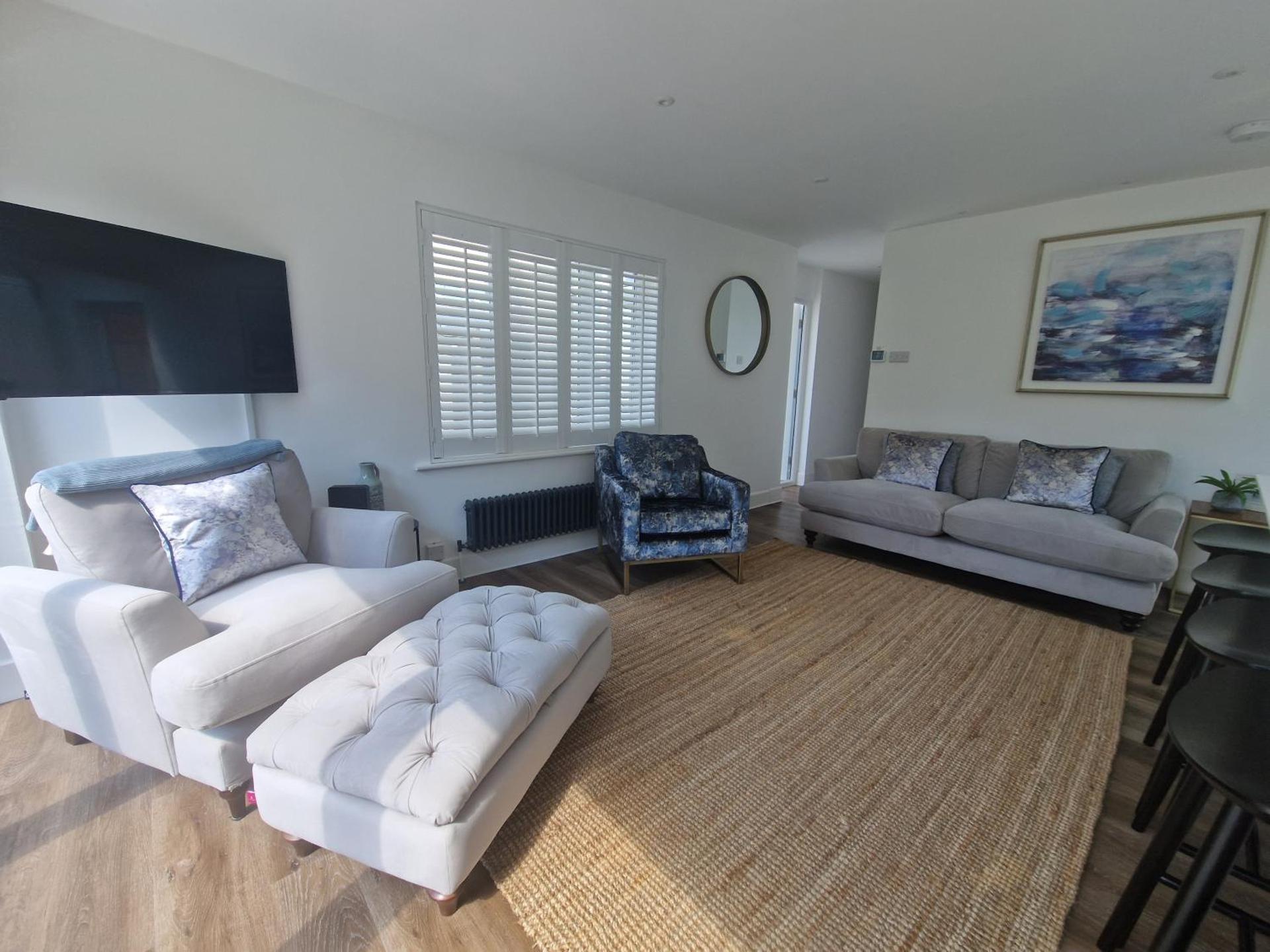 South Coast Beach Holiday Home-3 BED-GF-Sleeps 6-Free Parking-Walk to Beach-Private Garden- Families-Professional Groups-Contractors WELCOME