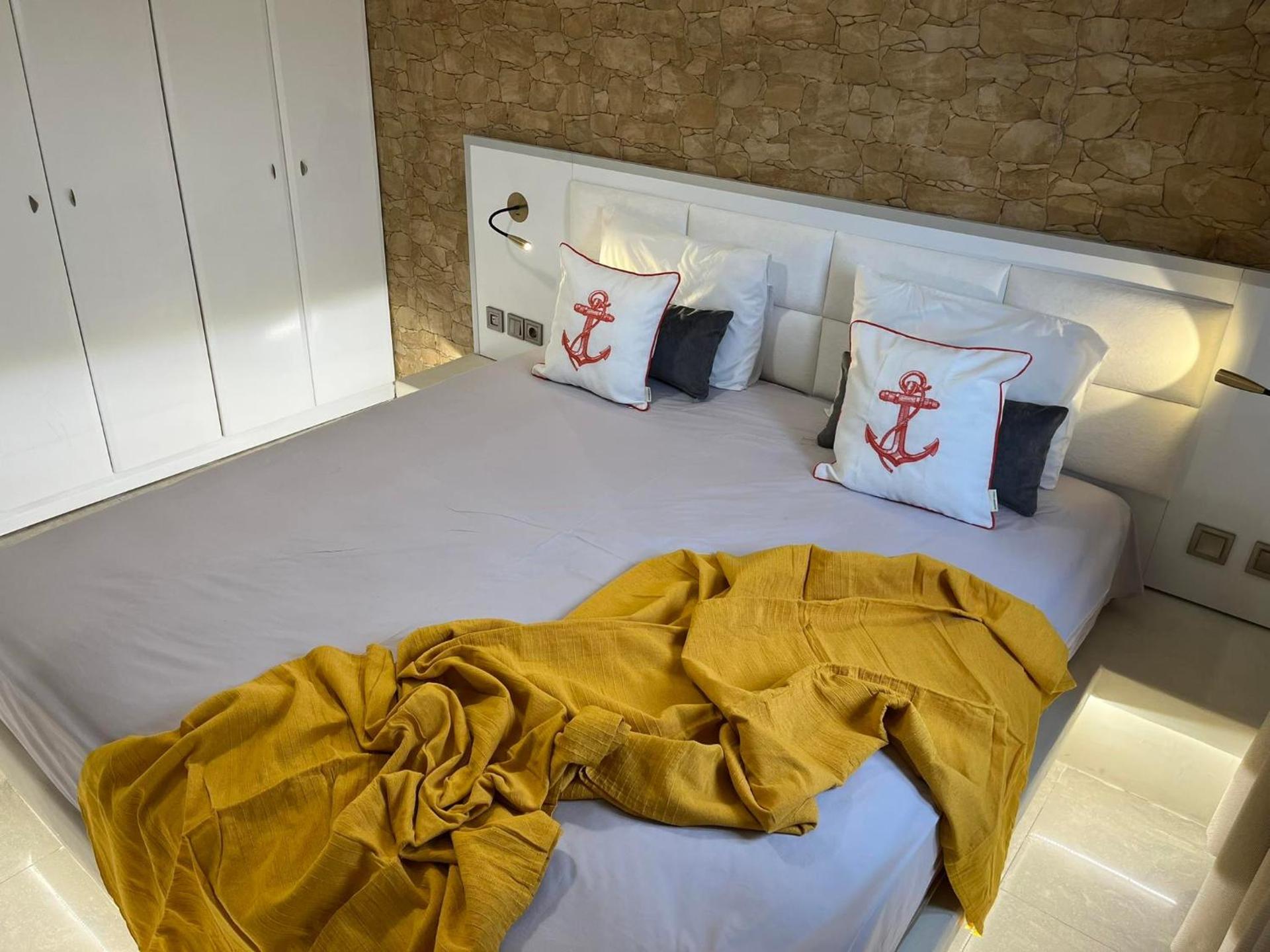 2-Luxury jacuzzi white suite by the sea