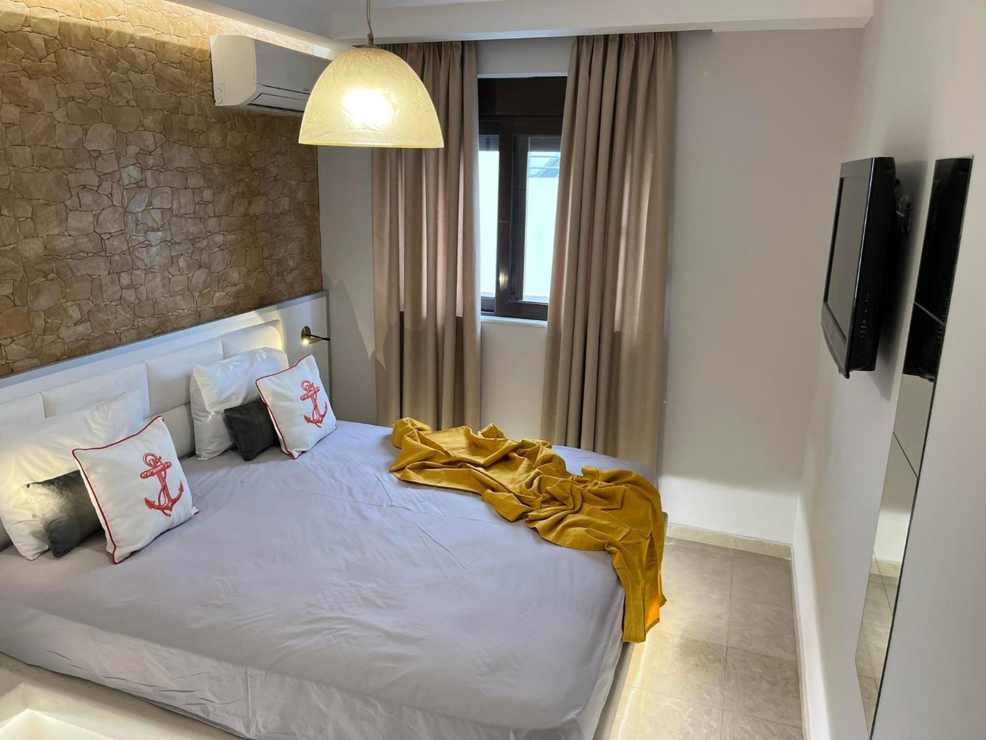 2-Luxury jacuzzi white suite by the sea