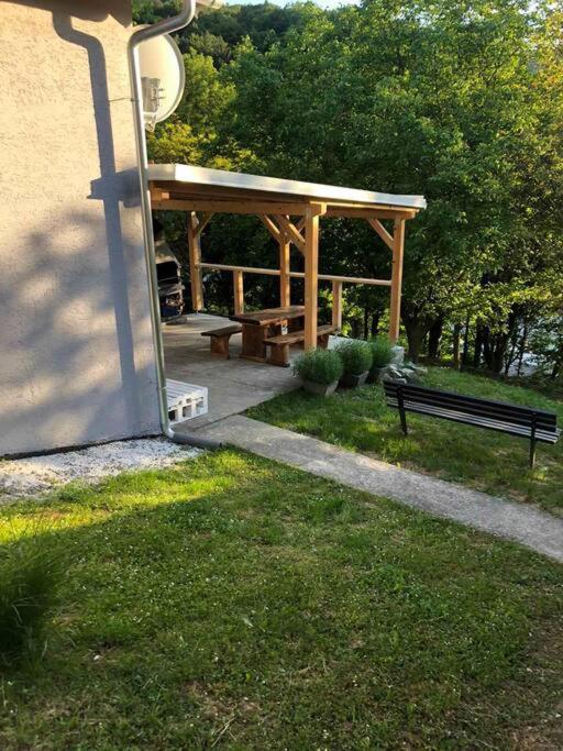 Kuća za odmor u prirodi NINA Jezero Orahovica