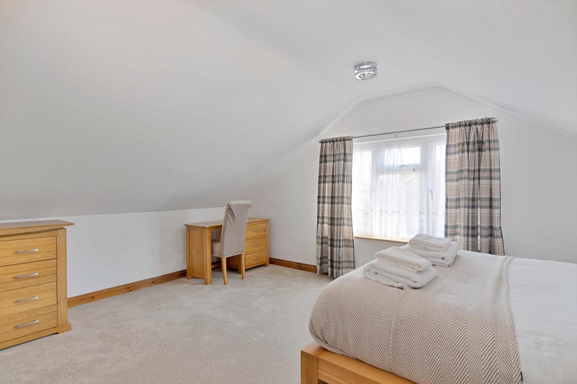 The Roost Group - 8-Bed Home - Hot Tub WiFi Parking