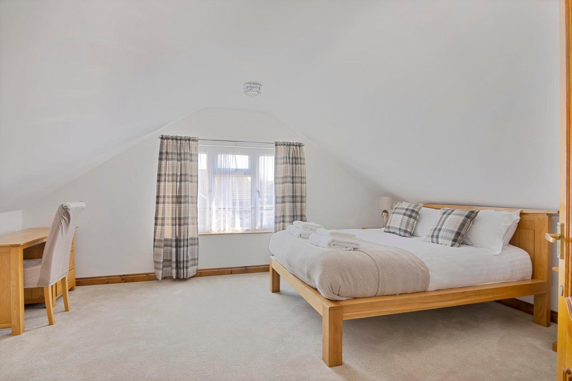 The Roost Group - 8-Bed Home - Hot Tub WiFi Parking