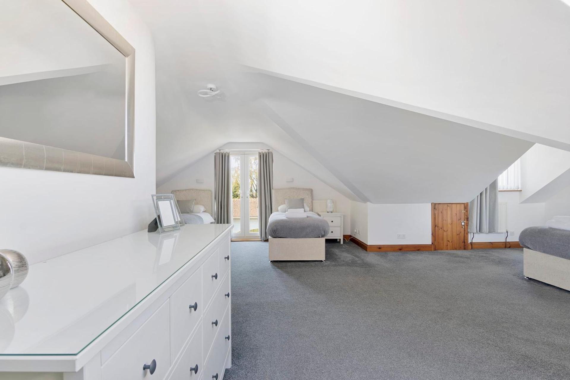 The Roost Group - 8-Bed Home - Hot Tub WiFi Parking