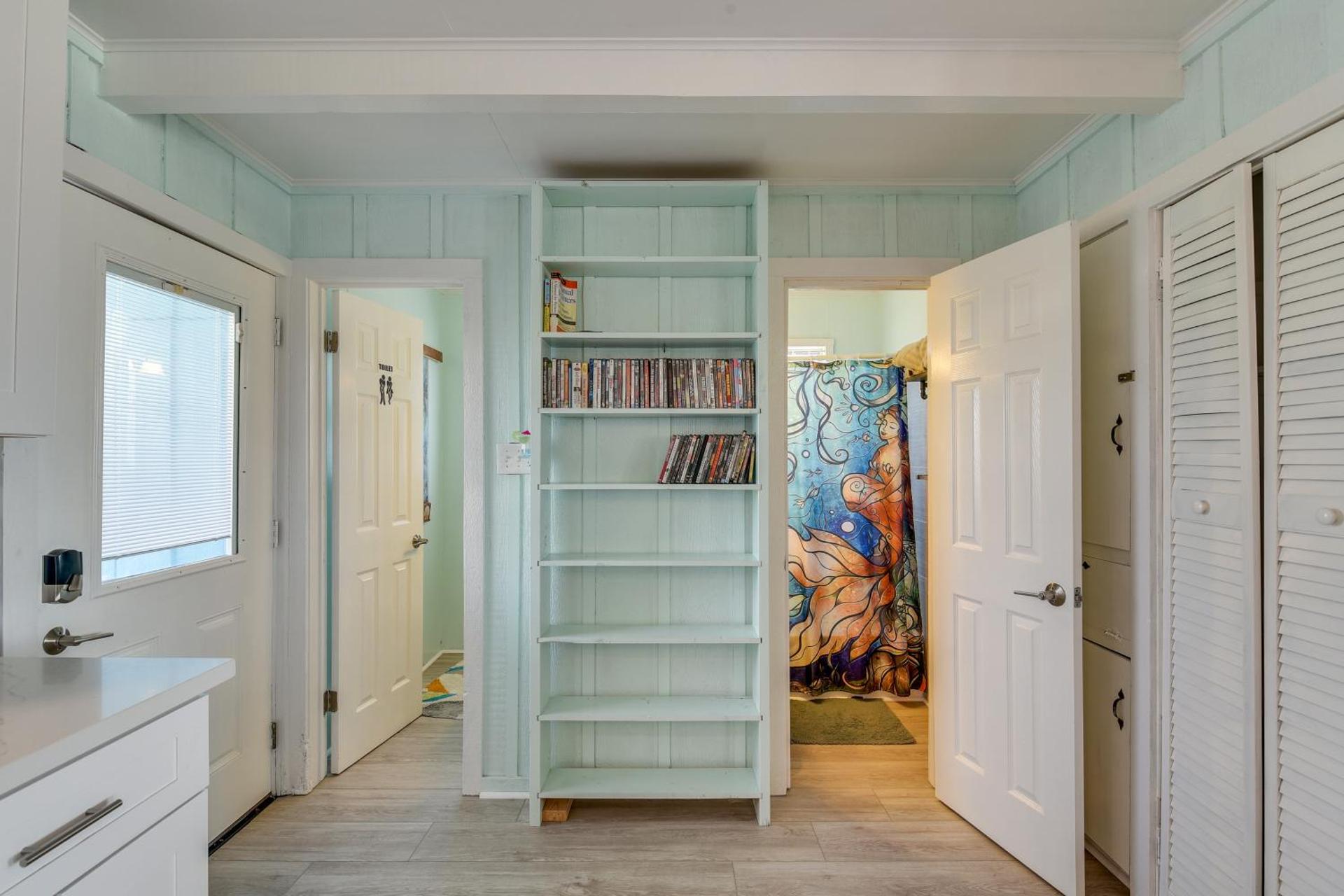 Walk to Shore Freeport Beach House with Grill!