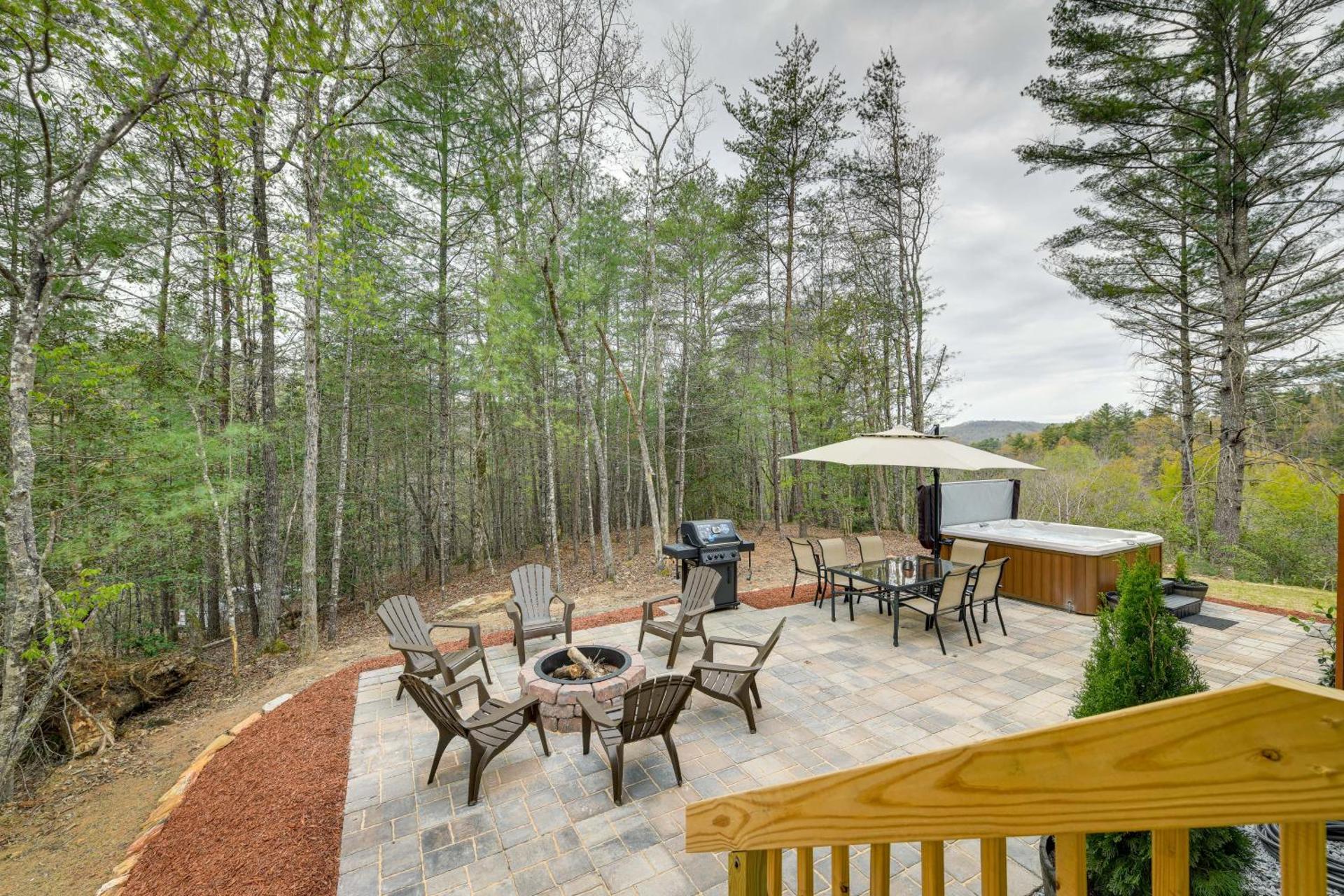 Scenic Murphy Cabin with Hot Tub, Fire Pit and Views