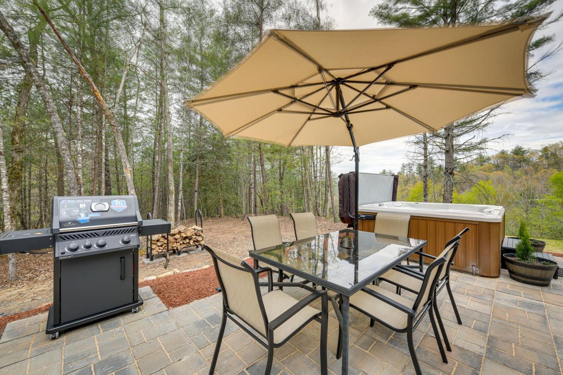Scenic Murphy Cabin with Hot Tub, Fire Pit and Views