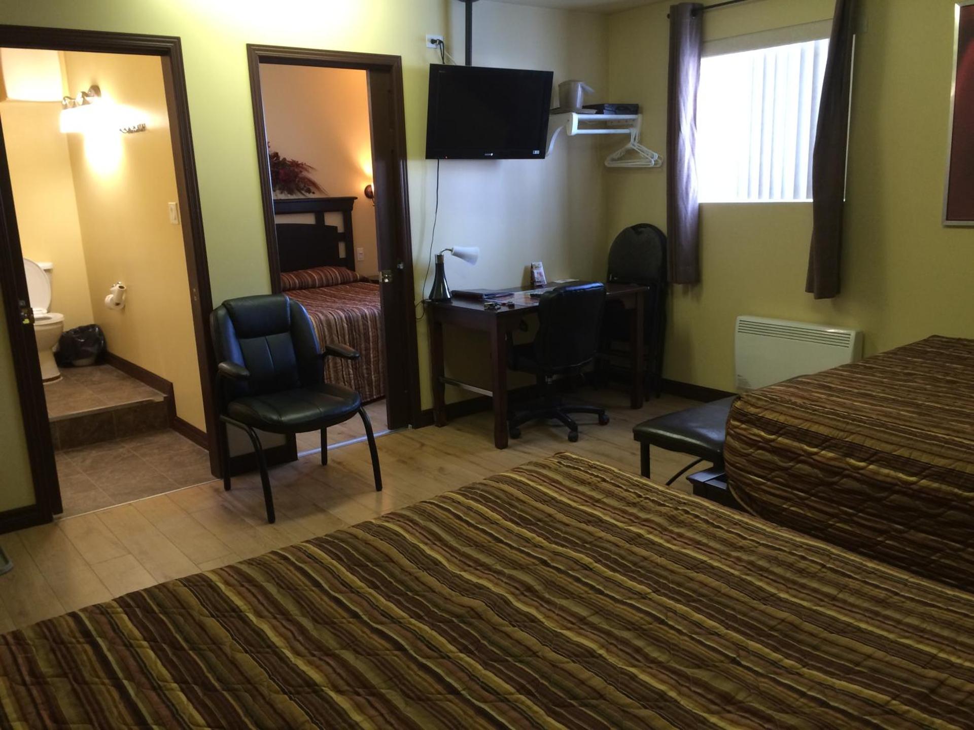 Family Room - Basement (6 Adults)