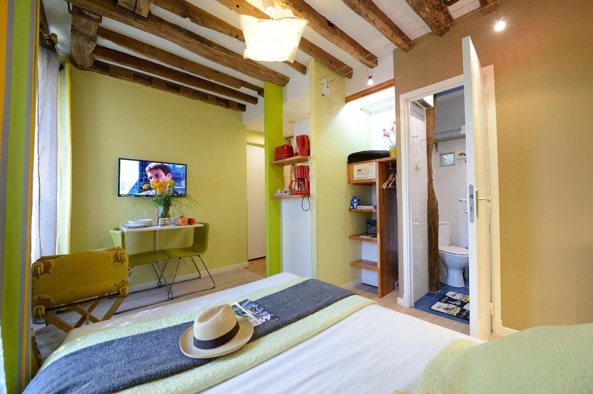 Photo of the whole room