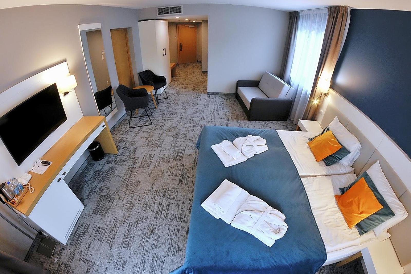 Deluxe Double Room (2 Adults + 1 Child)
