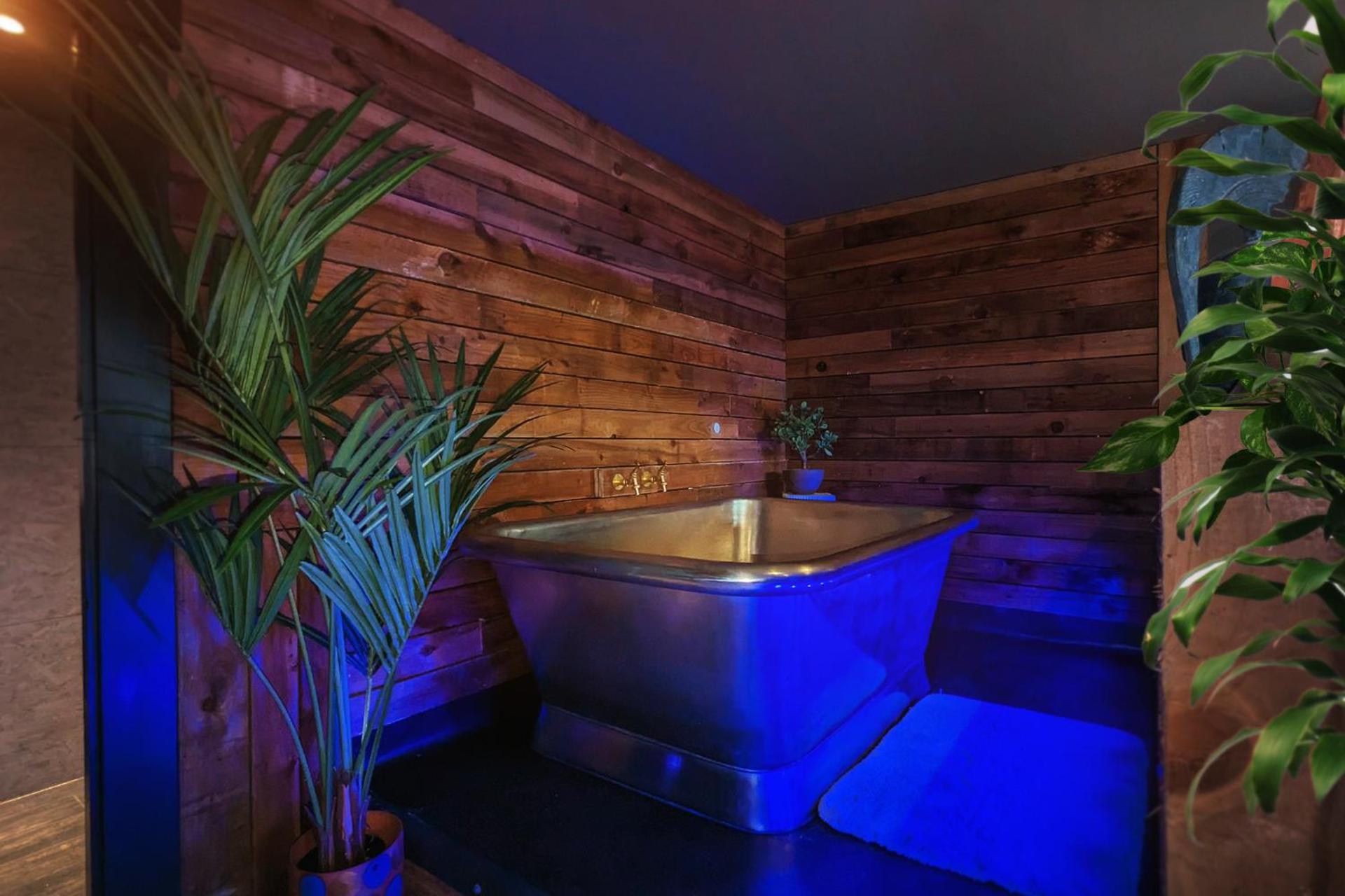 Old Tom - One Bedroom Apartment with Balcony and Jacuzzi Bath