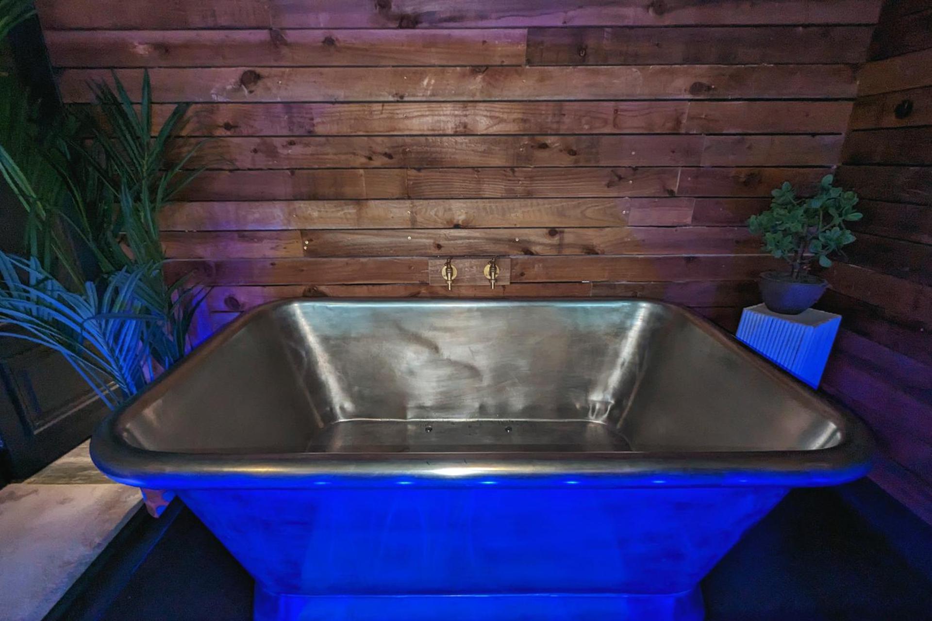 Old Tom - One Bedroom Apartment with Balcony and Jacuzzi Bath