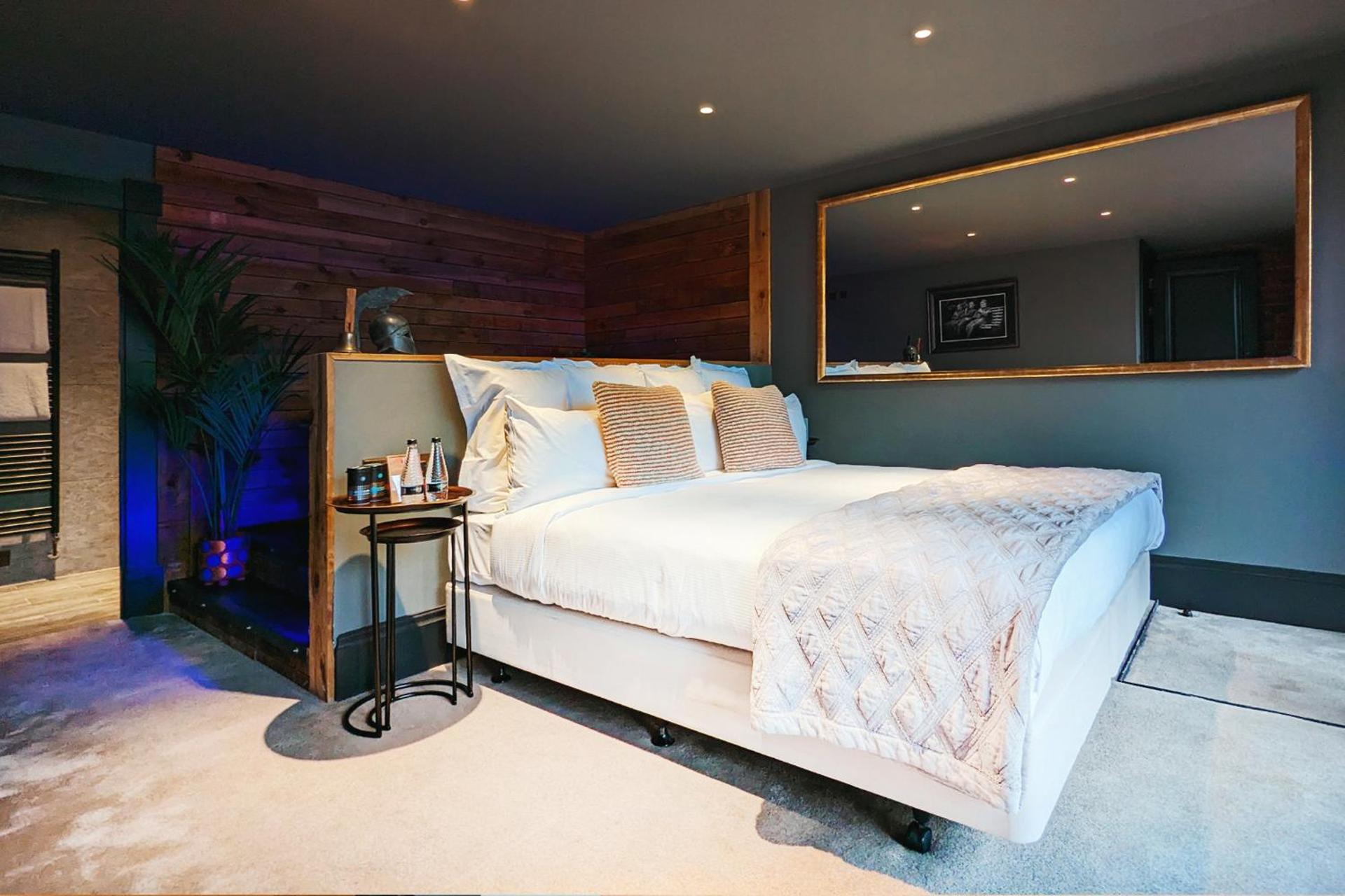 Old Tom - One Bedroom Apartment with Balcony and Jacuzzi Bath