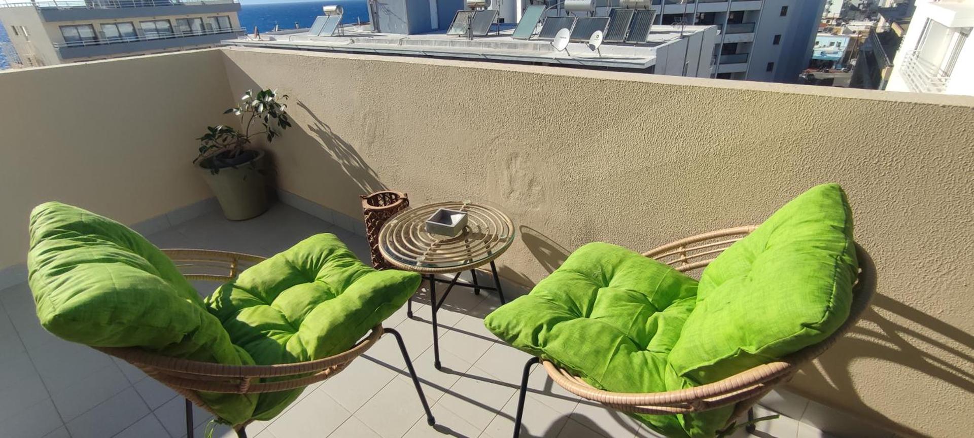 2-Luxury jacuzzi white suite by the sea