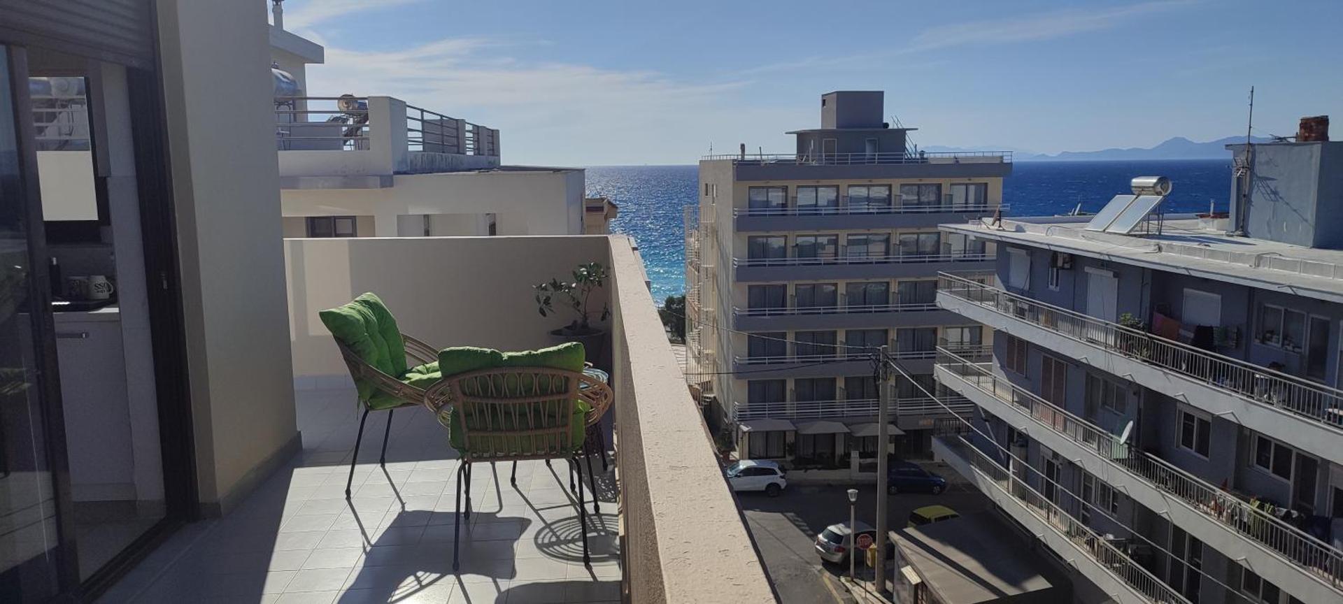 2-Luxury jacuzzi white suite by the sea