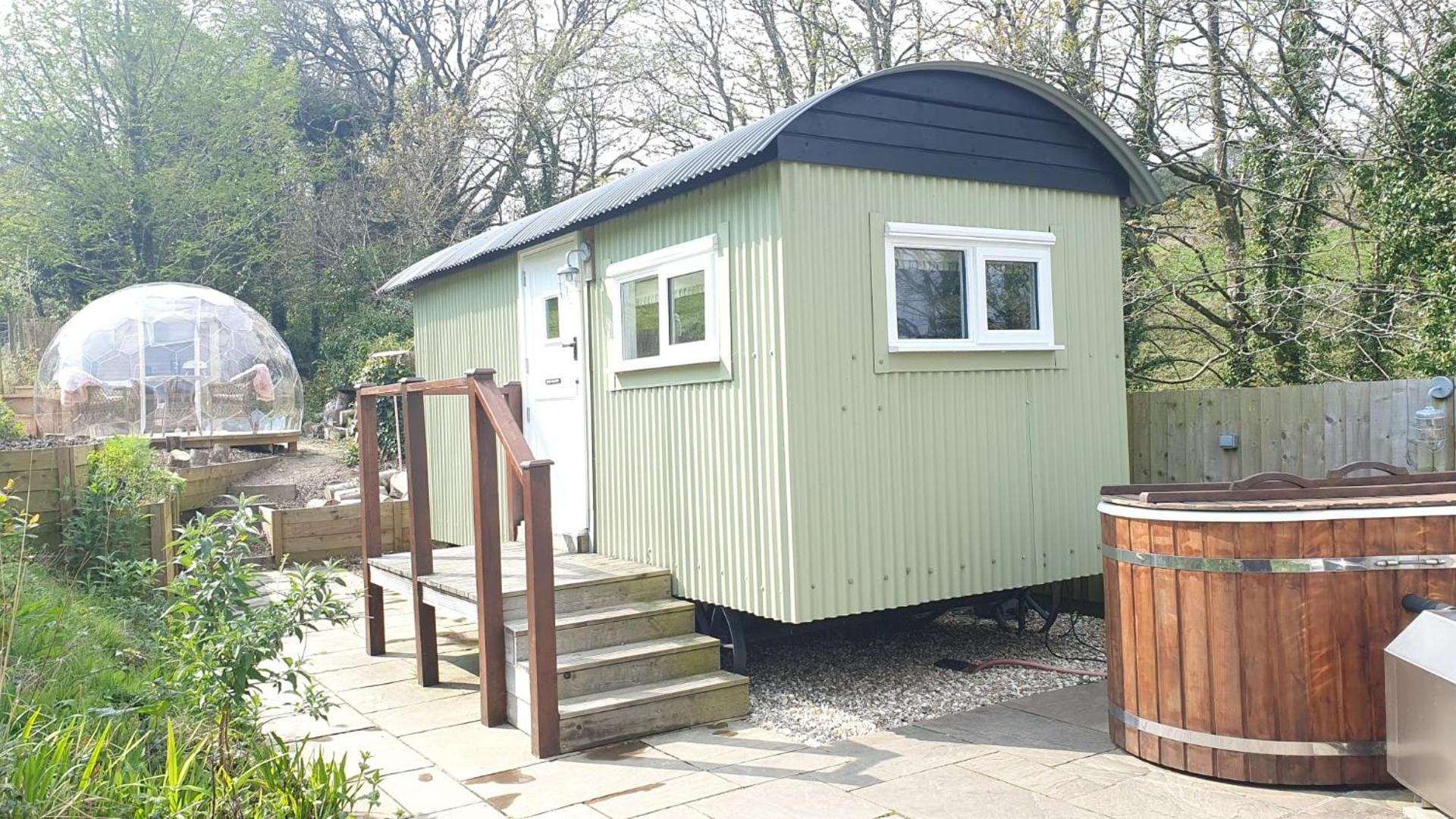 Luxury Coastal Shepherds Hut with hot tub, dining dome & a 5 Minute Walk to Pubs and Village